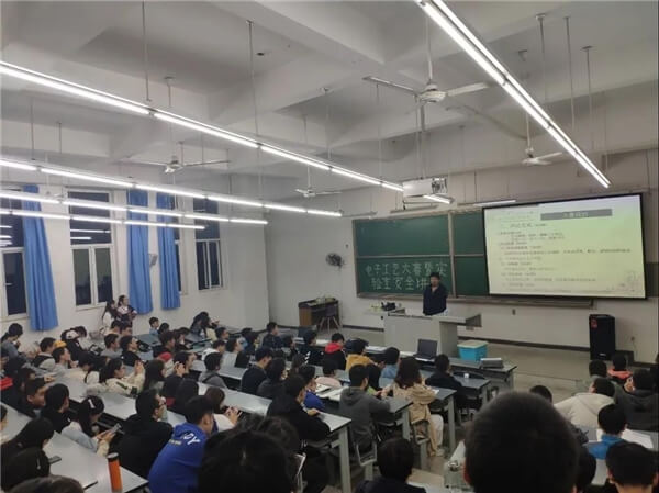 西南石油大学第五届电子工艺大赛初赛顺利结束
